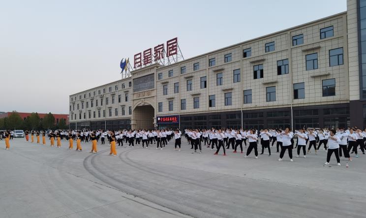 胜管曹县运营中心为弘扬全民健身运动，竟组建了一支“400人舞团”